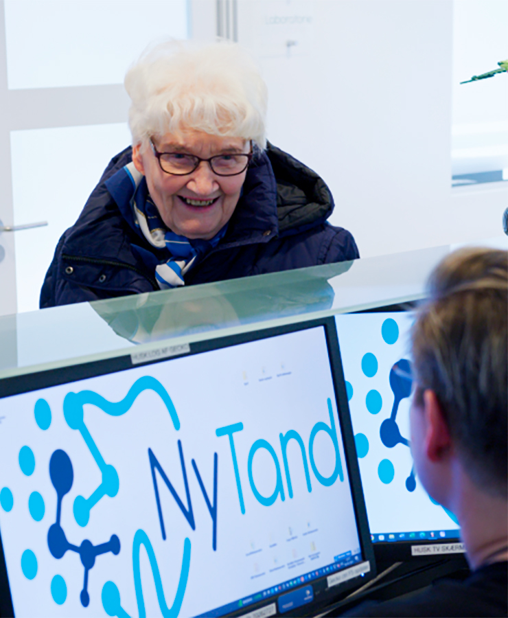 nytand_klinik_aeldre_dame_smiler