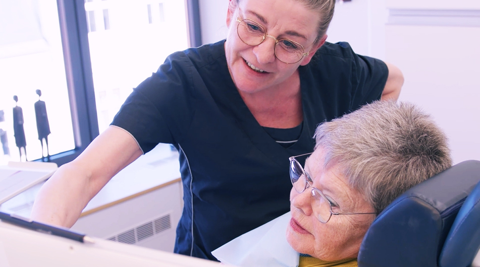 glad_medarbejder_med_patient